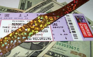 Un ticket et un bracelet doré, indispensable pour rentrer dans le Staples Center pour la cérémonie d'hommage à Michael Jackson, mardi 6 juillet 2009