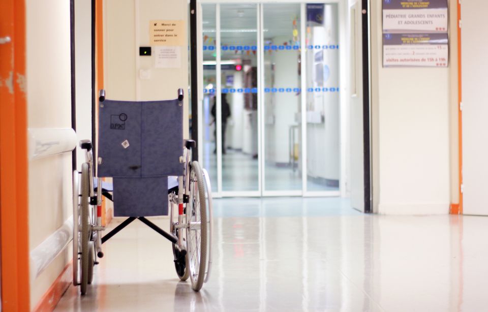 Finistère : Le différend familial dégénère, il débarque avec une carabine à l'hôpital 960x614_illustration-fauteuil-roulant-couloirs-hopital