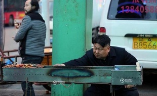 Un sosie chinois de Kim Jong un, vend des brochettes sur un marché de Shenyang (au nord-est de la Chine)
