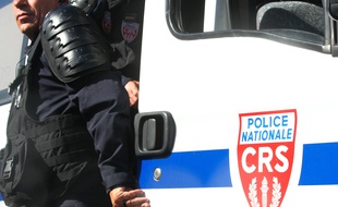 Un CRS en intervention. Illustration.
