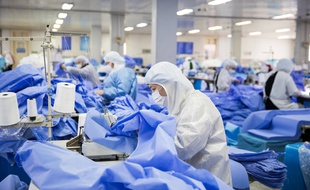 Dans une usine chinoise de vêtements de protection, dans l'est de la Chine, ce jeudi.