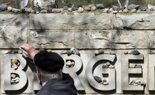 Un homme laisse une pierre à l'occasion de la cérémonie qui fête les 65 ans de la libération du camp de Bergen-Belsen, le 18 avril 2010