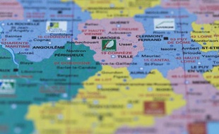 Photo d'une carte des régions françaises prise le 17 mai 2014, montrant -en rose- celle du Limousin