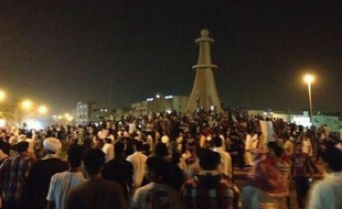 Des manifestants rassemblés après l'arrestation du dignitaire chiite Nimr al-Nimr le 8 juillet 2012 à Qatif.