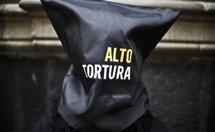 Un militant d'Amnesty manifeste contre la torture le 4 septembre 2014à Mexico
