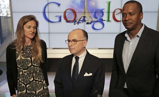 Bernard Cazeneuve entouré de Rachel Whetstone et David Drummond, respectivement responsable de la communication et vice-président du développement de Google, le 20 février 2015.