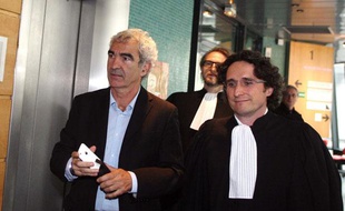 Raymond Domenech, accompagné de ses avocats le 14 avril 2011 lors de sa conciliation avec la FFF au conseil des prud'hommes de Paris.