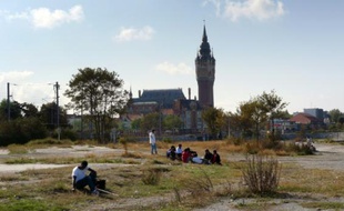 Des migrants sur un terrain vague à Calais le 30 novembre 2009