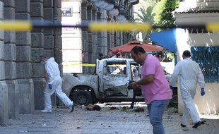 Un attentat a visé la police, en Tunisie, sur l'avenue Habib Bourguiba, le 27 juin 2019. 
