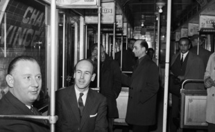 Valéry Giscard d'Estaing dans le métro parisien en 1964.