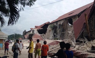 Au moins quatre personnes sont mortes dans le puissant séisme qui a secoué les Philippines, le 15 octobre 2013.