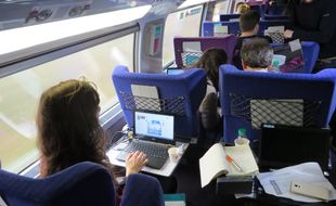 Lesvoyageurs du TGV Paris-Lyon pourront, à compter du 15 décembre, profiter d'un service de connexion internet à bord.