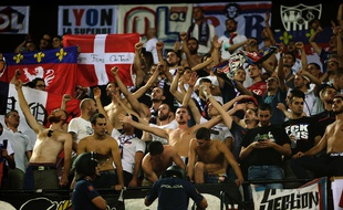 Les supporters lyonnais, mardi dans le stade Ramón Sánchez Pizjuán de Séville. CRISTINA QUICLER