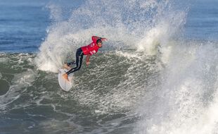 Joan Duru surfant une vague le 7 juillet 2020 (illustration).
