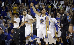 Stephen Curry et les Warriors de Golden State ont égalé le record des Bulls de 44 victoires d'affilée à domicile, en battant Oklahoma City (121-106) le 3 mars 2016.
