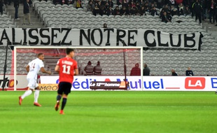Les supporters du LOSC ont manifesté leur colère mercredi lors du dernier match de l'année face à Nice/ AFP PHOTO / DENIS CHARLET
