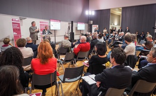 Des citoyens participent à une consultation sur la réforme des retraites avec le haut-commissaire aux retraites Jean-Paul Delevoye, à Poitiers, le 21 novembre 2019.