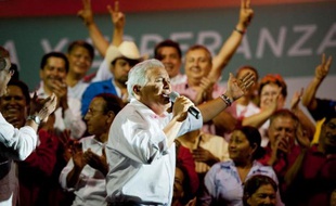 Le candidat de gauche à la présidentielle Sánchez Cerén avec ses partisans à la clôture du vote à San Salvador le 9 mars 2014