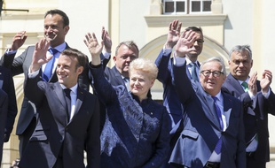 Le Premier ministre irlandais Leo Varadkar, Emmanuel Macron, le Premier ministre danois Lars Lokke Rasmussen, le présidente lituanienne Dalia Grybauskaite, le Premier ministre polonais Mateusz Morawiecki, le président de la Commission européenne Jean-Claude Juncker et le Premier ministre hongrois Viktor Orban lors du sommet européenne à Sibiu, en Roumanie, le 9 mai 2019.