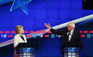 Hillary Clinton et Bernie Sanders s'affrontent lors d'un débat à New York, le 14 avril 2016.