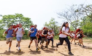 Une partie des binômes de la saison 14 de Pékin Express, lors de la première étape tournée en Ouganda en mars 2020.