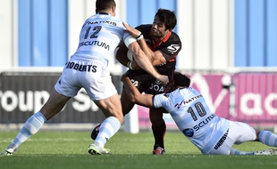 Le centre du LOU Fabrice Estebanez plaqué par Jamie Roberts et Benjamin Dambielle, lors de la défaite concédée face au Racing Métro.
