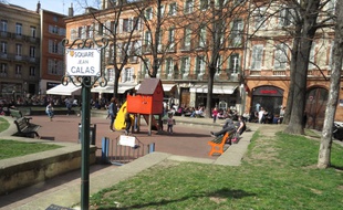 Sur la place Saint-Georges de Toulouse, un square et une plaque commémorent la mémoire de Jean Calas, un marchand protestant exécuté en 1762.