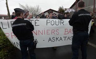 Quelques manifestants attendaient François Fillon au Pays Basque