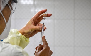 Face aux nouveaux variants en circulation, les laboratoires planchent sur de nouvelles formules de vaccins.
