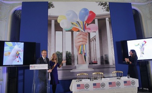 Anne Hidalgo, l'ambassadrice des etats-Unis en France et Jeff Koons devant une reproduction du «Bouquet de tulipes».