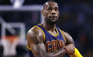 LeBron James lors du match entre Cleveland et Boston le 23 avril 2015.