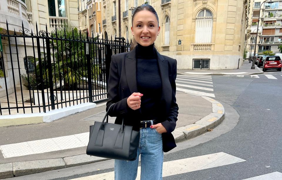 Nina une jeune Bordelaise customise vos baskets au pinceau