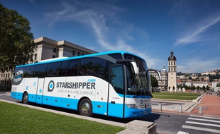 Un bus aux couleurs de Starshipper dans les rues de Lyon.