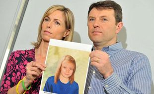 Kate McCann et Gerry McCann, montrant une photo de leur fille disparue Madeleine, lors d'une conférence de presse, le 2 mai 2012