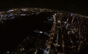 Capture d'écran d'une vidéo de base-jumper new-yorkais, sautant du haut d'une tour du World Trade Center en septembre 2013