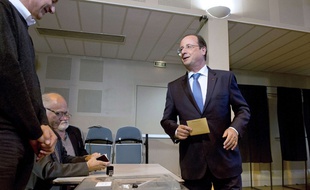 François Hollande vote à Tulle, en Corrèze, pour les élections européennes. Le 25 mai 2014.