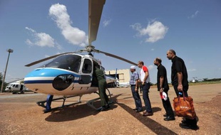Des membres de famille de passagers libanais victimes du crash de l'avion d'Air Algérie attendent sur la base de l'aéroport de Ouagadougou le 27 juillet 2014