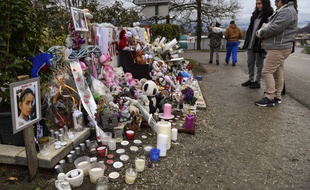 Objets, fleurs et bougies ont été déposés en hommage à Maëlys, en février 2018 à Pont-de-Beauvoisin (Isère).