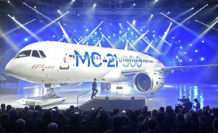 Le Premier ministre russe Dmitri Medvedev présente le MC-21 à Irkutsk, en Russie, le 8 juin 2016