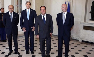 Le ministre des Affaires étrangères Laurent Fabius, son homologue américain John Kerry, le président de la République François Hollande et le chef de la diplomatie britannique William Hague au palais de l'Elysée le 16 septembre.
