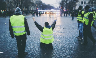 Des «gilets jaunes» lors de la manifestation organisée à Paris pour l'acte 9, le 12 janvier 2019.