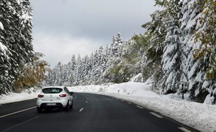 Une route enneigée à Brioude (Puy-en-Velay).