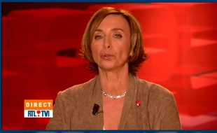 Capture d'écran d'une vidéo de Dominique Demoulin, présentatrice sur le chaîne de télé belge RTL TVI.