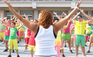Bron, le 11 septembre 2016. Répétition avec le groupe de Bron du défilé de la biennale de la danse qui a lieu le 18 septembre au stade de Gerland à Lyon. Plus de 500 particpants ont dansé dans la bonne humeur en ce dimanche estival.