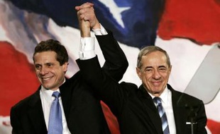 Mario Cuomo (D) et son fils Andrew Cuomo le 7 novembre 2006 à New York