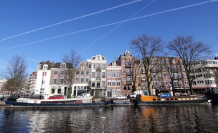 Les célèbres canaux d'Amsterdam attirent de nombreux touristes.