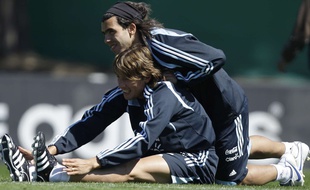 Gabriel Heinze et Carlos Tevez en stage avec la sélection argentine, le 7 octobre 2008 à Buenos Aires.