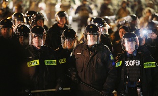 Des policiers et des gardes nationaux à Ferguson, dans le Missouri, le 28 novembre 2014.