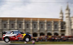 Sébastien Loeb, au volant de la Citröen DS3, est sorti de la route dans l'ES3 du rallye du Portugal jeudi soir et ne pourra pas poursuivre la course en raison de l'état de sa voiture, a-t-on appris auprès de son écurie.