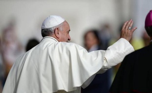 Le pape François salue les fidèles rassemblés sur la place Saint-Pierre le 15 octobre 2014 au Vatican